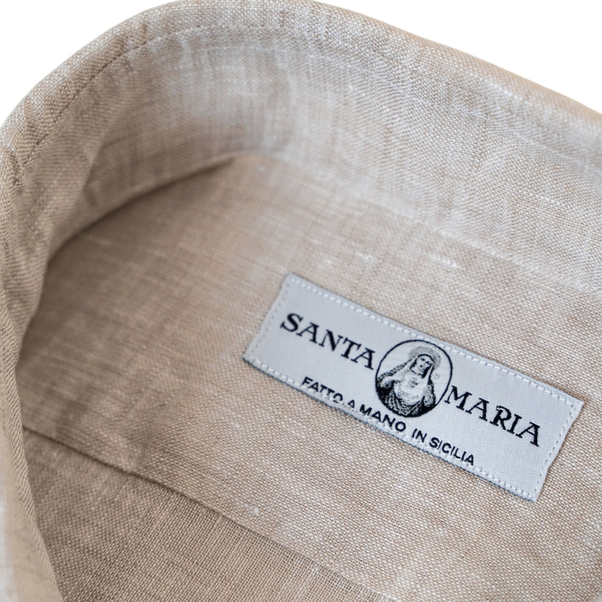 Étiquette intérieure Santa Maria sur chemise en lin confectionnée en Sicile

