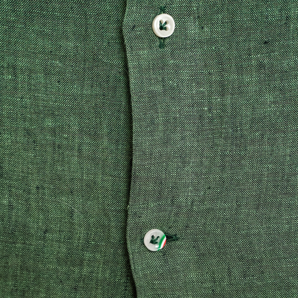 Détail des boutons en nacre de la chemise en lin Santa Maria
