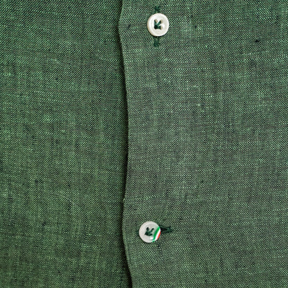 Détail des boutons en nacre de la chemise en lin Santa Maria
