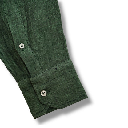 Détail du poignet boutonné de la chemise en lin Santa Maria rose

