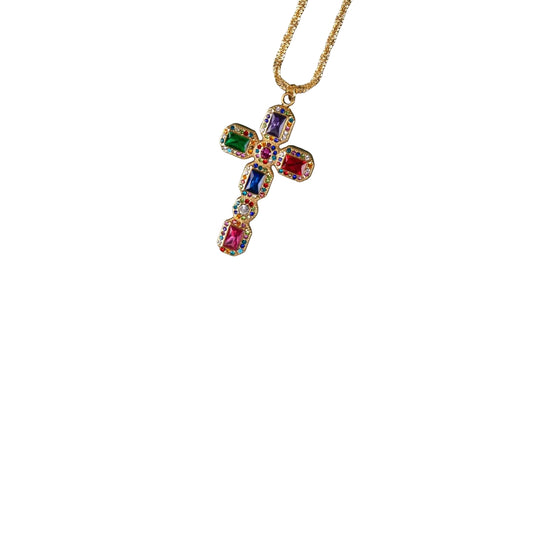 detail croix latine collier acier inoxydable cristaux colores bijou religieux symbole foi et protection