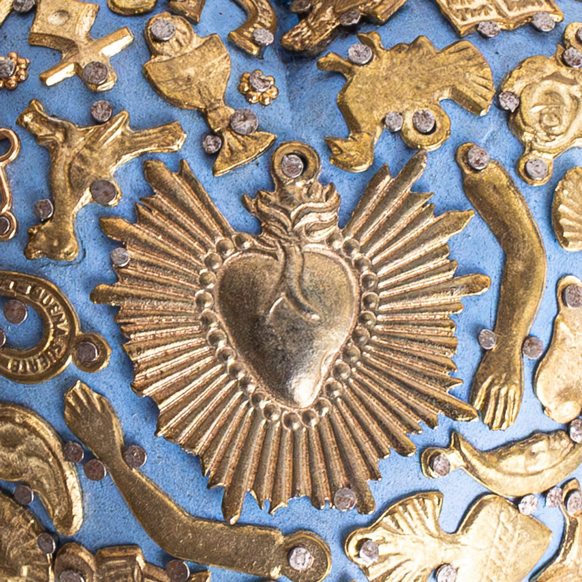 detail ex voto mexicain coeur bois sculpte ornement metal symbole religieux protection decoration murale