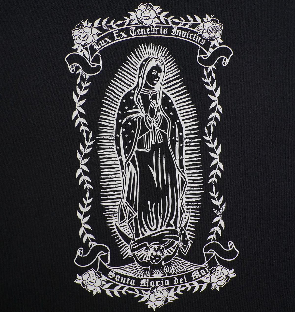 Détail arrière de l’illustration blanche de la Vierge sur le t-shirt Santa Maria
