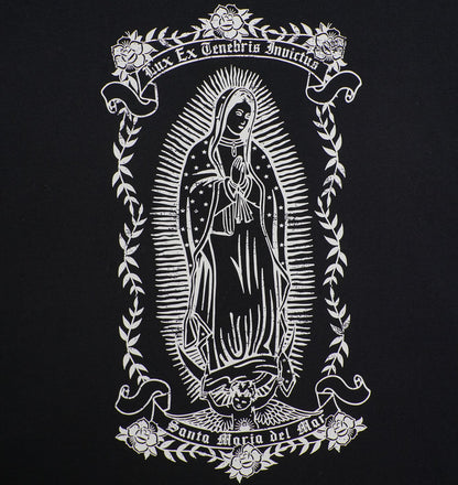 Détail arrière de l’illustration blanche de la Vierge sur le t-shirt Santa Maria
