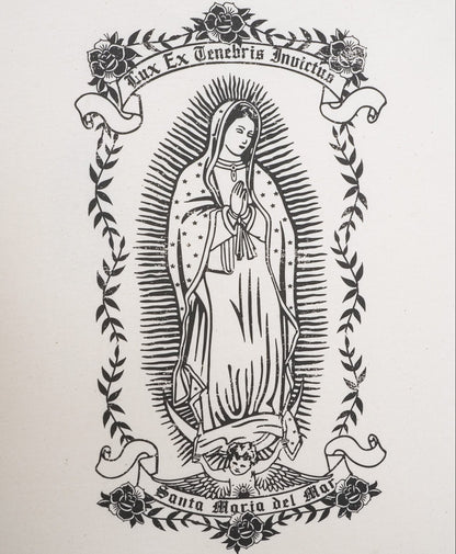 Détail arrière de l’illustration de la Vierge sur le t-shirt Santa Maria beige
