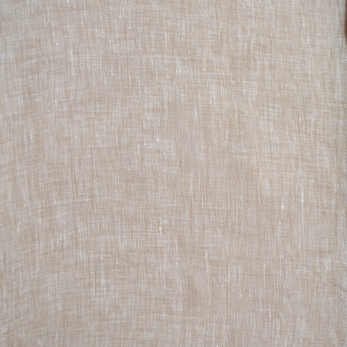 Gros plan sur le lin biologique de la chemise Santa Maria rose
