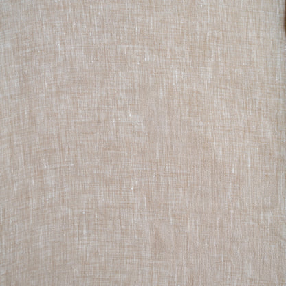 Gros plan sur le lin biologique de la chemise Santa Maria rose
