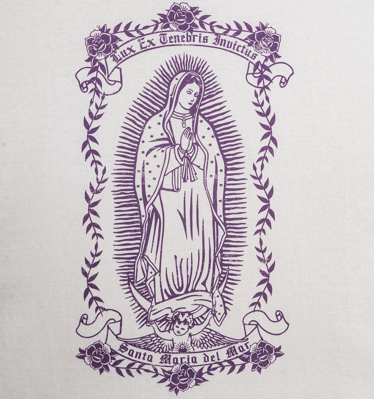 Détail arrière de l’illustration violette de la Vierge sur le t-shirt Santa Maria

