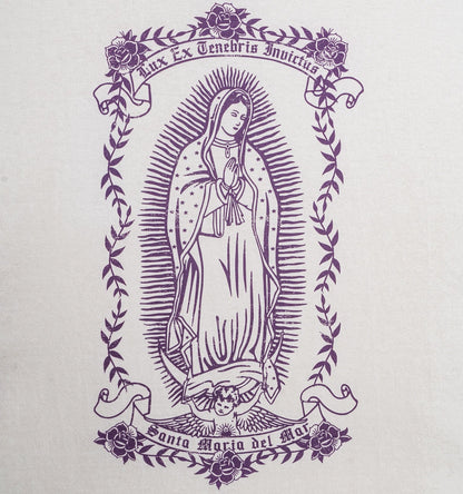 Détail arrière de l’illustration violette de la Vierge sur le t-shirt Santa Maria
