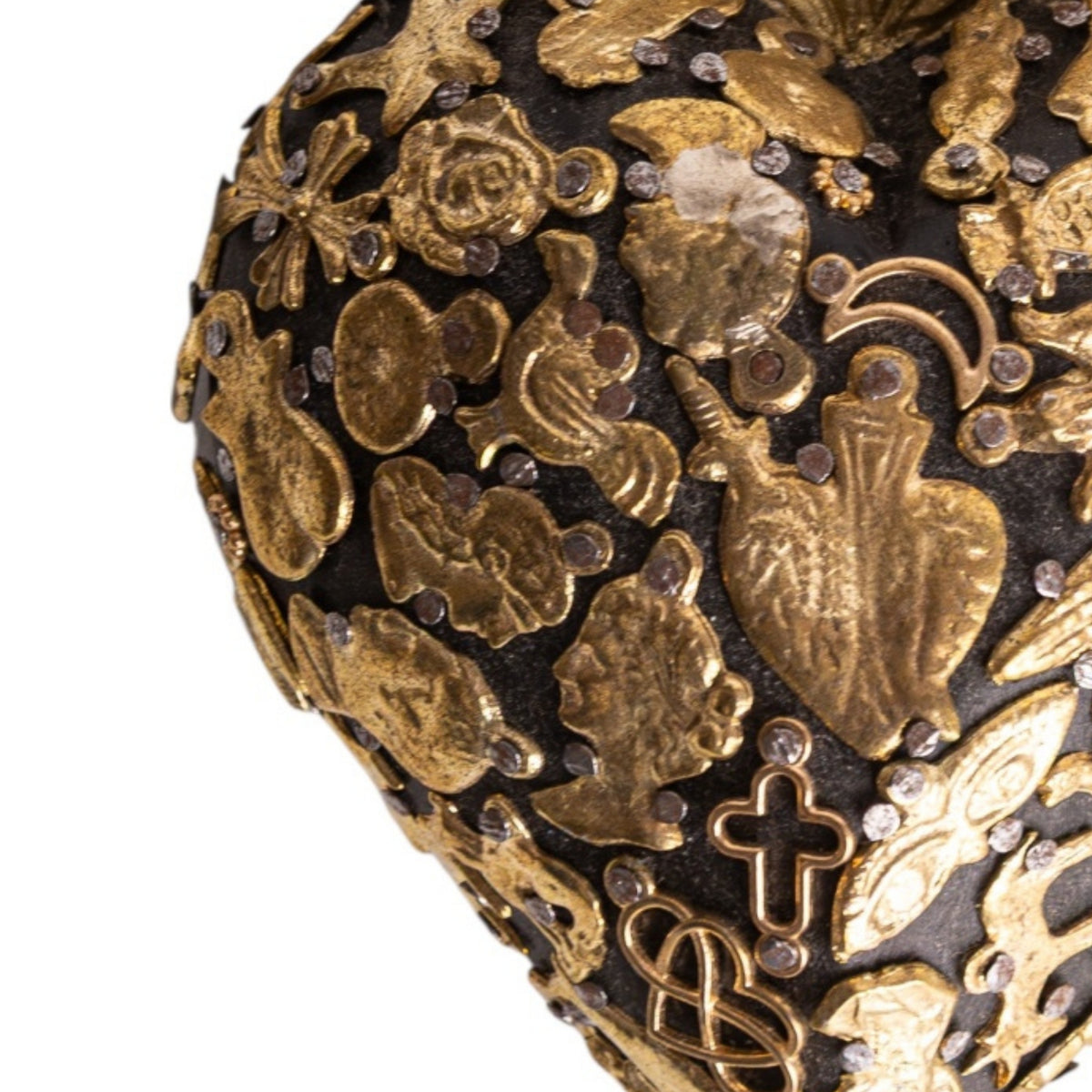 Détail des médailles en métal sur ex-voto sacré-cœur noir artisanal
